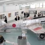 戦時中に川崎航空機工業が陸軍へ納めた主力戦闘機「飛燕」。エンジン（手前左）は明石工場が製作した＝２０１６年１０月、神戸市中央区新港町