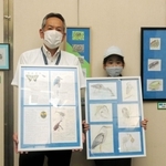生物を細部まで描き込んだイラスト画を出品した鈴木遥葵さん（右）と赤松弘一さんの２人展＝明石市相生町２