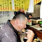 からあげ定食を味わう常連客の男性。帰り際に「あしたは何時まで」と尋ねていた＝明石市魚住町西岡