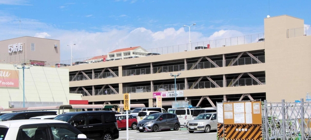 災害時に開放されるイオン明石ショッピングセンター５番街の立体駐車場＝明石市大久保町ゆりのき通３