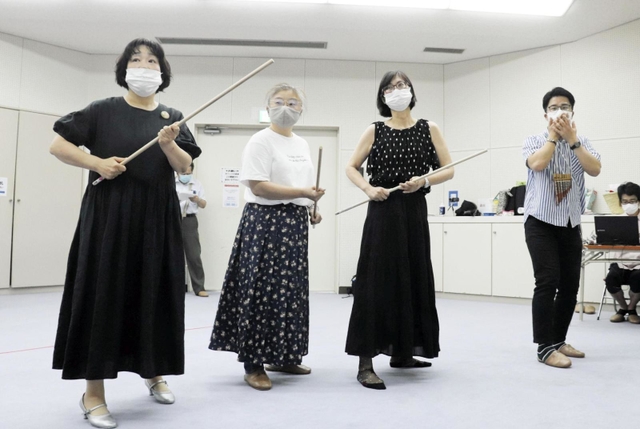 マスクを着用して練習に励む「明石弦楽オペラ会」のメンバー＝明石市相生町２