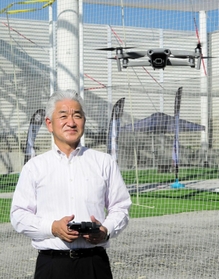 ドローンを操縦する谷吉將さん。普段見られない視点から撮った写真で、地元の魅力発信も意識する＝明石市中崎１