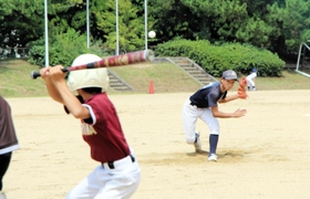 投打で真剣勝負を繰り広げる選手たち＝明石海浜公園
