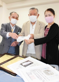 独自に考案した男性用尿漏れパッドの商品化を目指す前田純一郎さん（中央）と、試作品作りなどで支えた片岡モナミさん（右）、住田博美さん＝明石市内