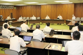 専決処分に対する承認を求める議案を審査した明石市議会の生活文化常任委員会＝明石市役所