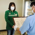 感謝状を受け取る神林厚子店長＝明石市二見町東二見