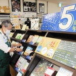 ライツ社が出版した本１７冊と作家らの直筆コメントが並ぶコーナー＝明石市大明石町１