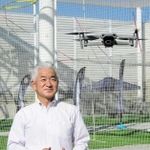 ドローンを操縦する谷吉將さん。普段見られない視点から撮った写真で、地元の魅力発信も意識する＝明石市中崎１
