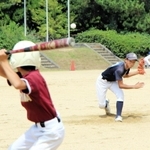 投打で真剣勝負を繰り広げる選手たち＝明石海浜公園