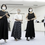 マスクを着用して練習に励む「明石弦楽オペラ会」のメンバー＝明石市相生町２