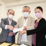 独自に考案した男性用尿漏れパッドの商品化を目指す前田純一郎さん（中央）と、試作品作りなどで支えた片岡モナミさん（右）、住田博美さん＝明石市内