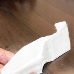 前田さんが考案した尿漏れパッド。フック状の構造と陰部を収めるポケットが特徴＝明石市内