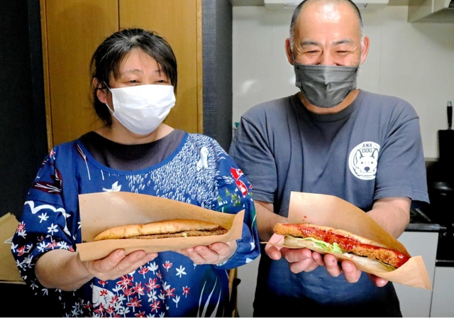 あなＤＯＧ、ハモ活ＤＯＧを販売する傍ら、保護犬を守る活動にも取り組む戸田歩さん（右）、美穂さん夫妻＝明石市藤江