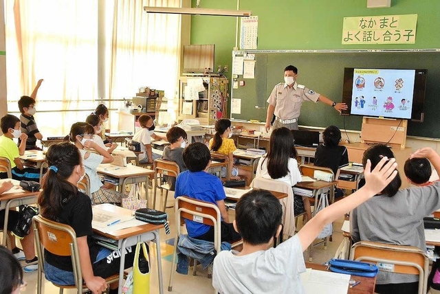 児童に脳卒中の予兆の見分け方などを教える救急隊員＝大久保南小学校（明石市消防本部提供）