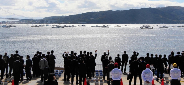 全国豊かな海づくり大会兵庫大会のプレイベントで大船団パレードを行う約９０隻の漁船＝明石市中崎１