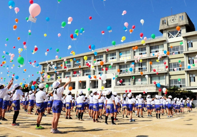創立１５０周年の記念運動会で一斉に飛ばされた風船＝明石市大久保町西島