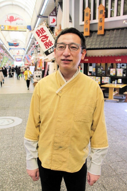 魚の棚商店街で明石焼店を営む安原宏樹さん＝明石市本町１