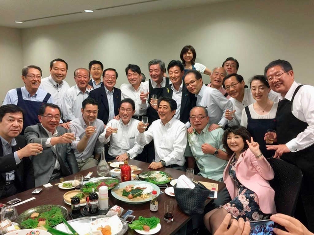 議員宿舎で開かれ、安倍首相らが出席した宴会の写真。西村氏がツイッターで投稿した（２０１８年７月）