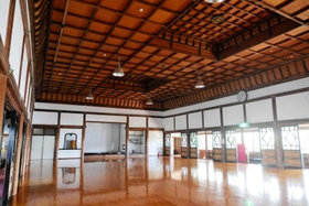 １１０年前に夏目漱石が講演した中崎公会堂の内部＝明石市相生町１