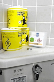 専用ボックスに入れ、トイレに配備された生理用品（明石市提供）