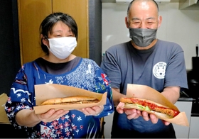 あなＤＯＧ、ハモ活ＤＯＧを販売する傍ら、保護犬を守る活動にも取り組む戸田歩さん（右）、美穂さん夫妻＝明石市藤江