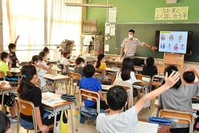 児童に脳卒中の予兆の見分け方などを教える救急隊員＝大久保南小学校（明石市消防本部提供）