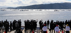全国豊かな海づくり大会兵庫大会のプレイベントで大船団パレードを行う約９０隻の漁船＝明石市中崎１