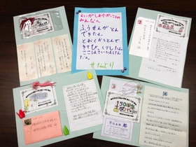全国から届いた手紙の一部＝明石市大久保町西島
