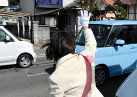 行き交う車に手を振る候補者＝洲本市内（画像の一部を加工しています）