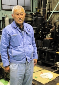 明石発動機工作所を営む金井清さん＝明石市港町