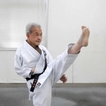 右手を胴着に入れ、上段蹴りの練習をする石井啓友さん＝明石市内