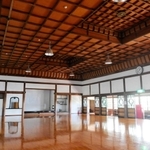 １１０年前に夏目漱石が講演した中崎公会堂の内部＝明石市相生町１