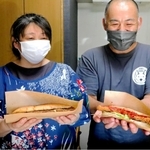あなＤＯＧ、ハモ活ＤＯＧを販売する傍ら、保護犬を守る活動にも取り組む戸田歩さん（右）、美穂さん夫妻＝明石市藤江
