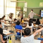 児童に脳卒中の予兆の見分け方などを教える救急隊員＝大久保南小学校（明石市消防本部提供）