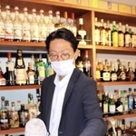 開店準備をする店主兼バーテンダーの林さん＝明石市東仲ノ町