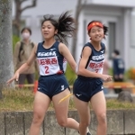 女子・明石城西の３区神谷雪妃奈選手（右）にリレーする２区安福紗耶香選手＝西脇市総合市民センター（撮影・笠原次郎）