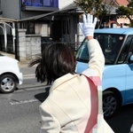 行き交う車に手を振る候補者＝洲本市内（画像の一部を加工しています）