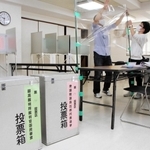 衆院選の投票日を前に投票所を設営する市職員＝明石市東仲ノ町