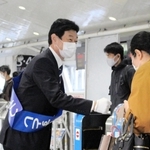 駅構内で支援者らとグータッチを交わす西村氏＝２１日、明石市小久保２