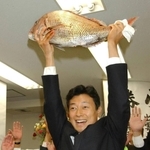 初当選を果たした西村康稔氏（２００３年１１月）