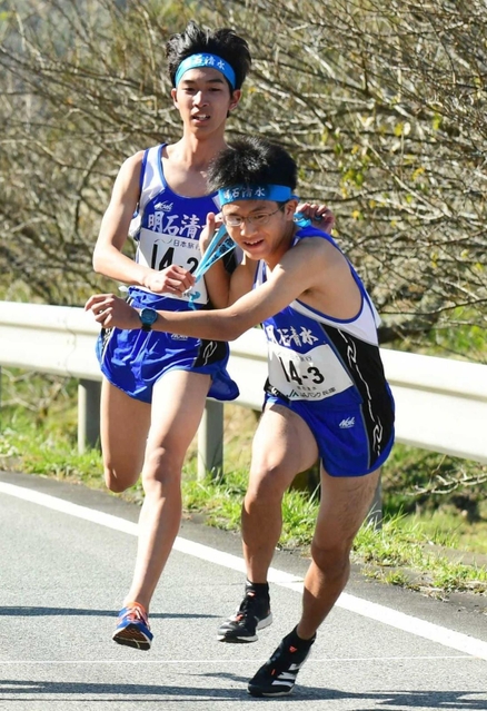 男子・明石清水の２区八田響太選手（左）からたすきを受け取る３区原嶋一輝選手＝丹波篠山市内