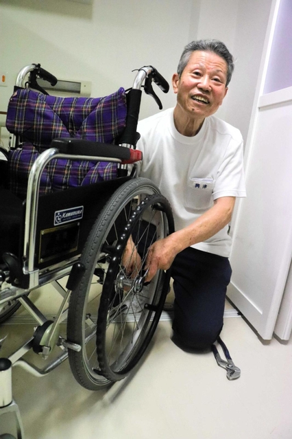 元機関士。車いすの整備をするのはお手のもの＝明石市大久保町大窪