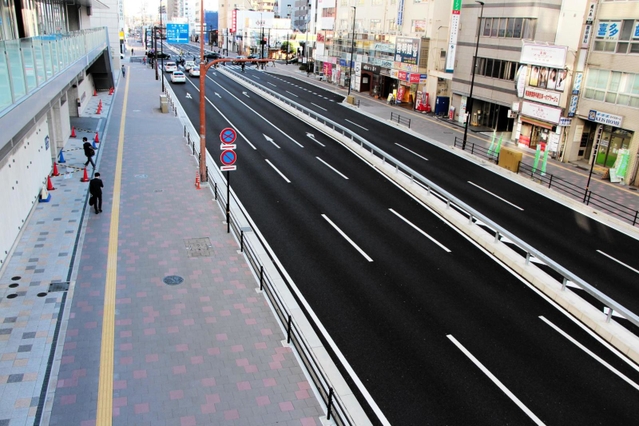 放置自転車が見られなくなった現在の歩道＝明石市大明石町１（明石市提供）