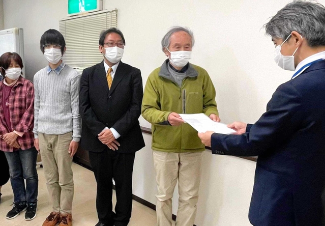 伐採計画の見直しを求め、要望書を手渡す小林禧樹代表（右から２人目）ら＝明石公園
