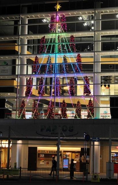 街の玄関口を華やかに照らすクリスマスツリー形のイルミネーション＝明石市大明石町１