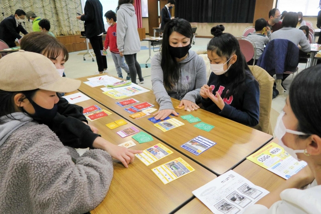 プロジェクトをどう進めるべきかなど悩みながらゲームを進める参加者＝明石市相生町２