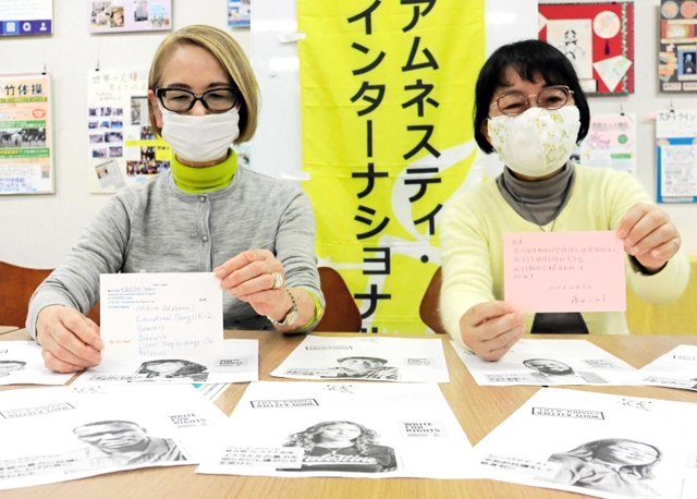 政府への要望や不当に拘束されている人を支援する手紙を募る平石いづみさん（左）ら＝明石市東仲ノ町
