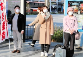 衆院選の投開票から一夜明け、明石駅前でマイクを握る福原由加利氏（中央）＝明石市大明石町１