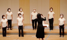 清らかな歌声を響かせる出演団体＝明石市中崎１