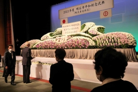 戦争の犠牲者の冥福を祈り、献花する参加者＝明石市中崎１